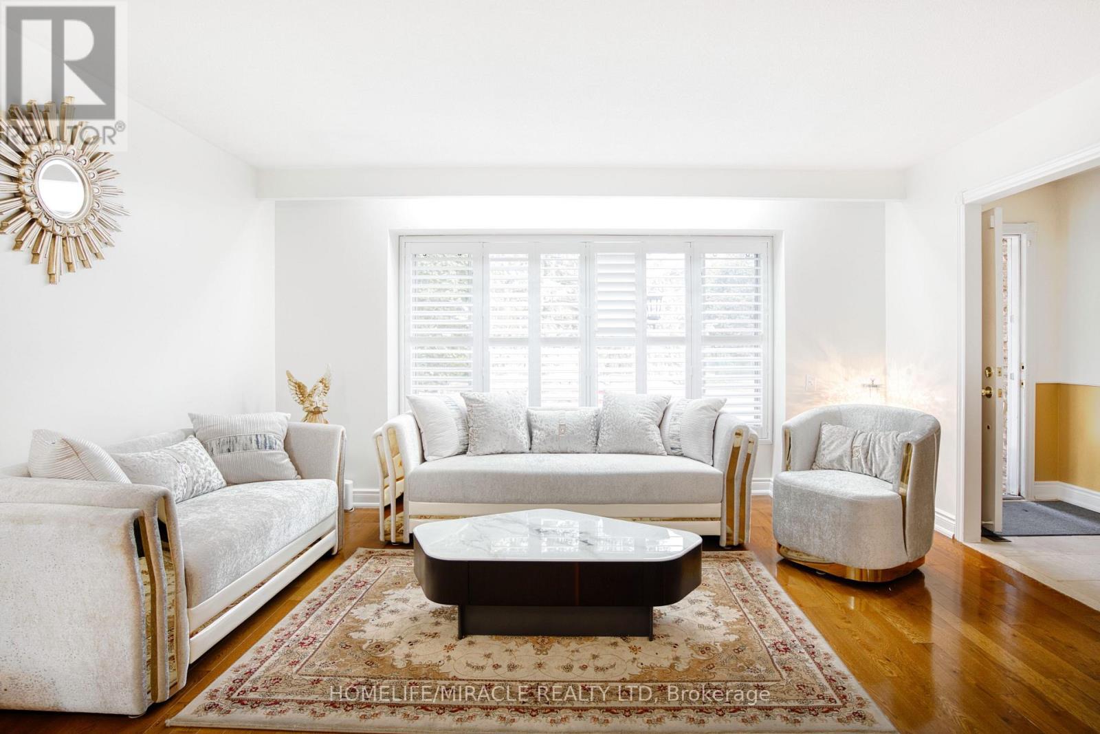 3353 Martins Pine Crescent, Mississauga, ON - Indoor Photo Showing Living Room