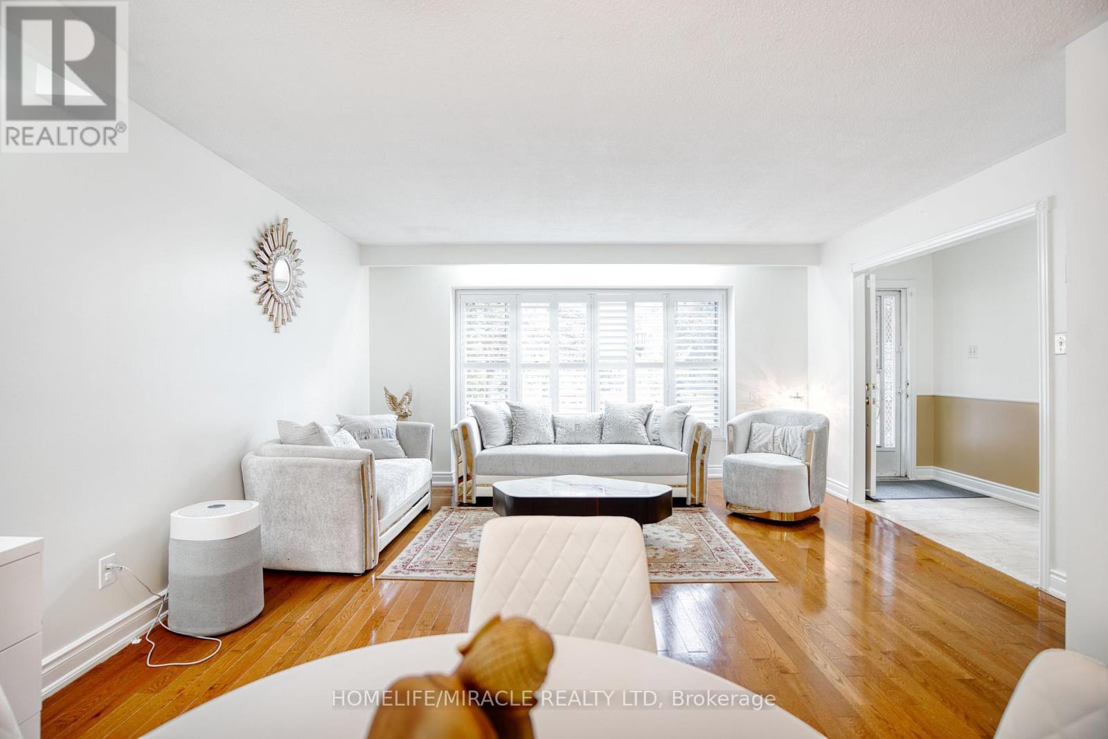 3353 Martins Pine Crescent, Mississauga, ON - Indoor Photo Showing Living Room