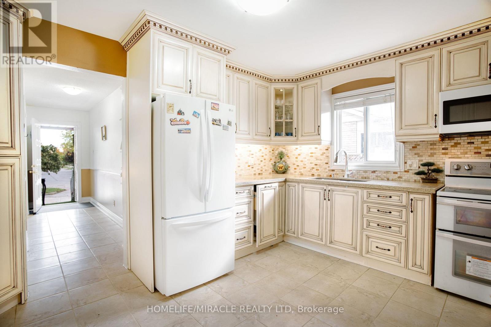 3353 Martins Pine Crescent, Mississauga, ON - Indoor Photo Showing Kitchen