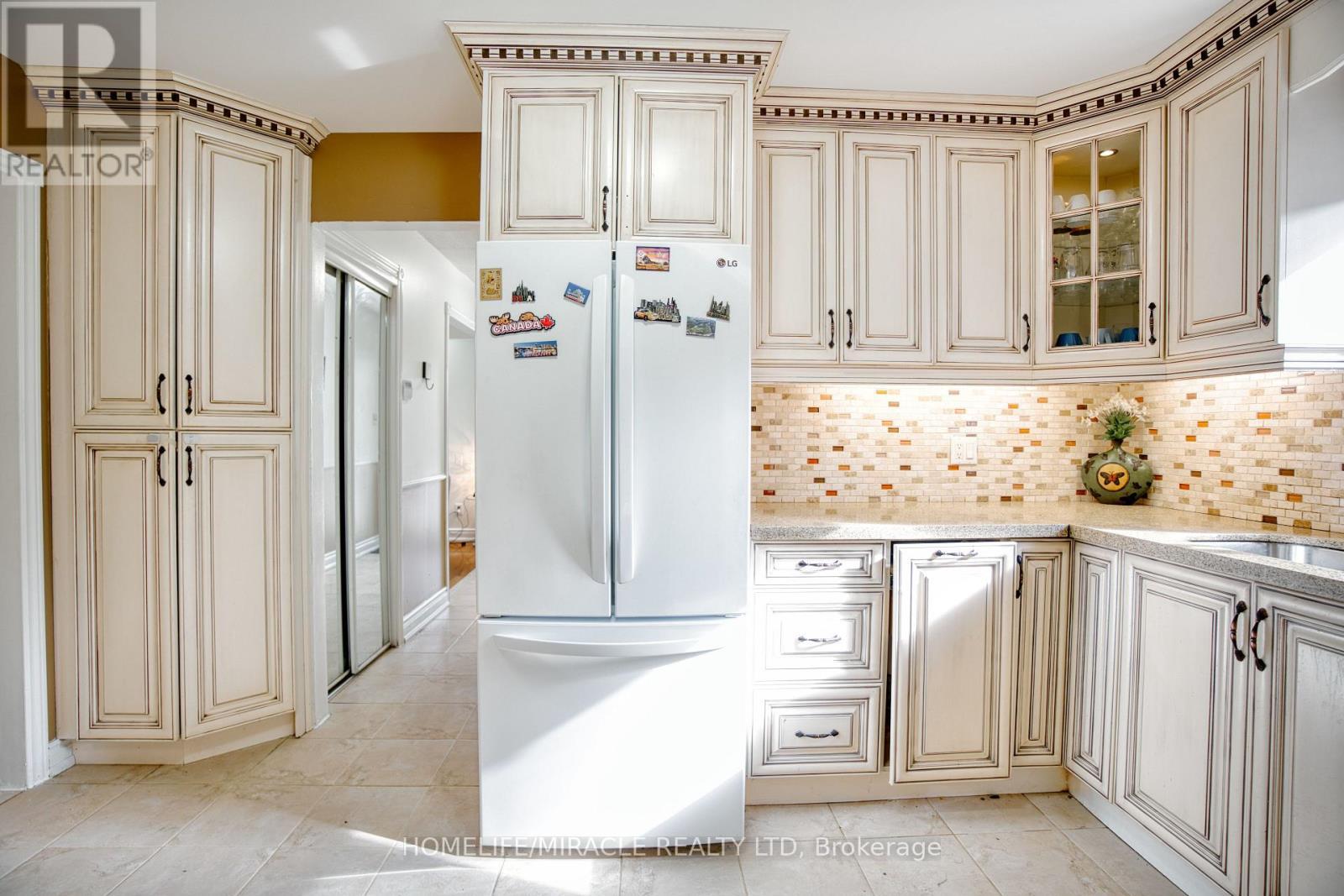 3353 Martins Pine Crescent, Mississauga, ON - Indoor Photo Showing Kitchen