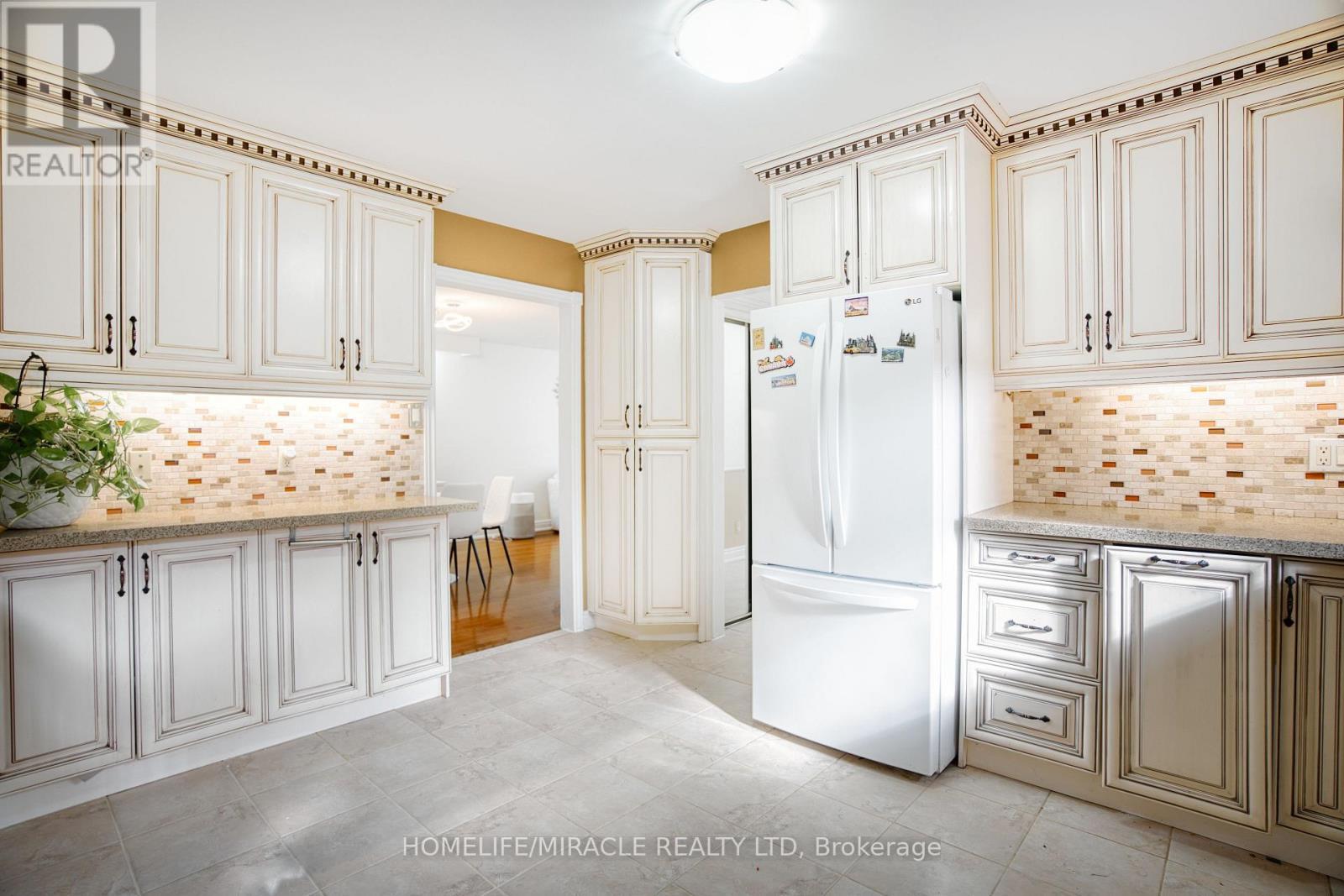 3353 Martins Pine Crescent, Mississauga, ON - Indoor Photo Showing Kitchen