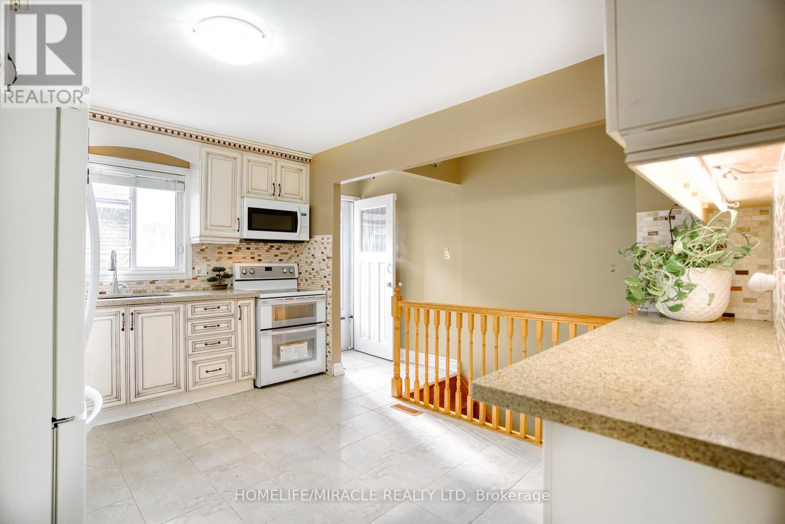 3353 Martins Pine Crescent, Mississauga, ON - Indoor Photo Showing Kitchen