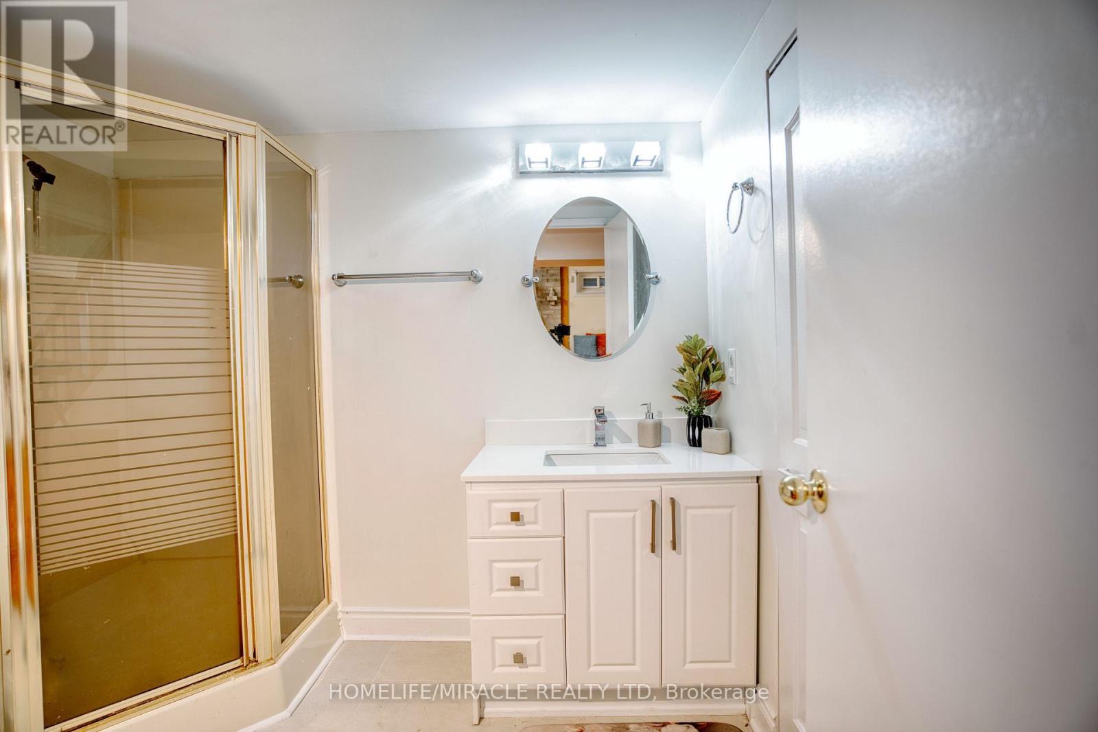 3353 Martins Pine Crescent, Mississauga, ON - Indoor Photo Showing Bathroom