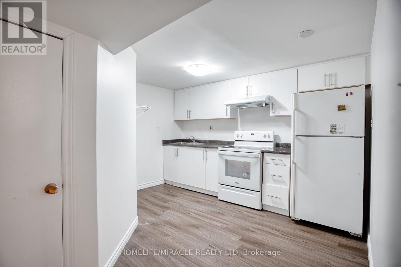 3353 Martins Pine Crescent, Mississauga, ON - Indoor Photo Showing Kitchen