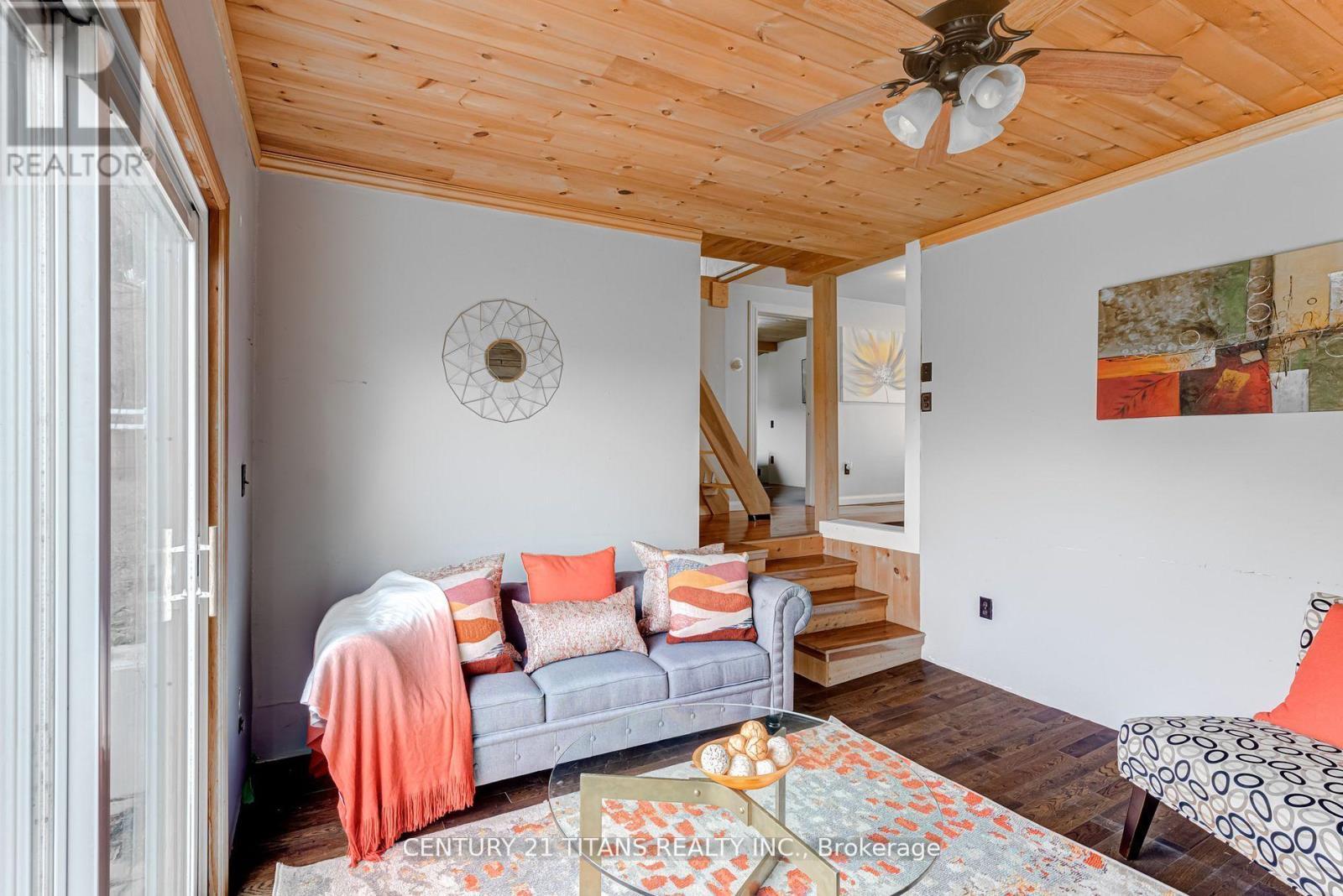 130 West Beach Road, Clarington, ON - Indoor Photo Showing Living Room