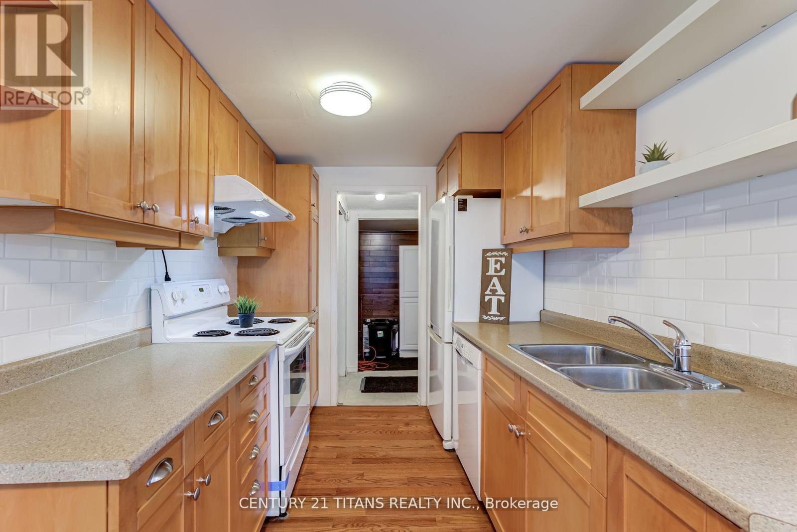 130 West Beach Road, Clarington, ON - Indoor Photo Showing Kitchen With Double Sink