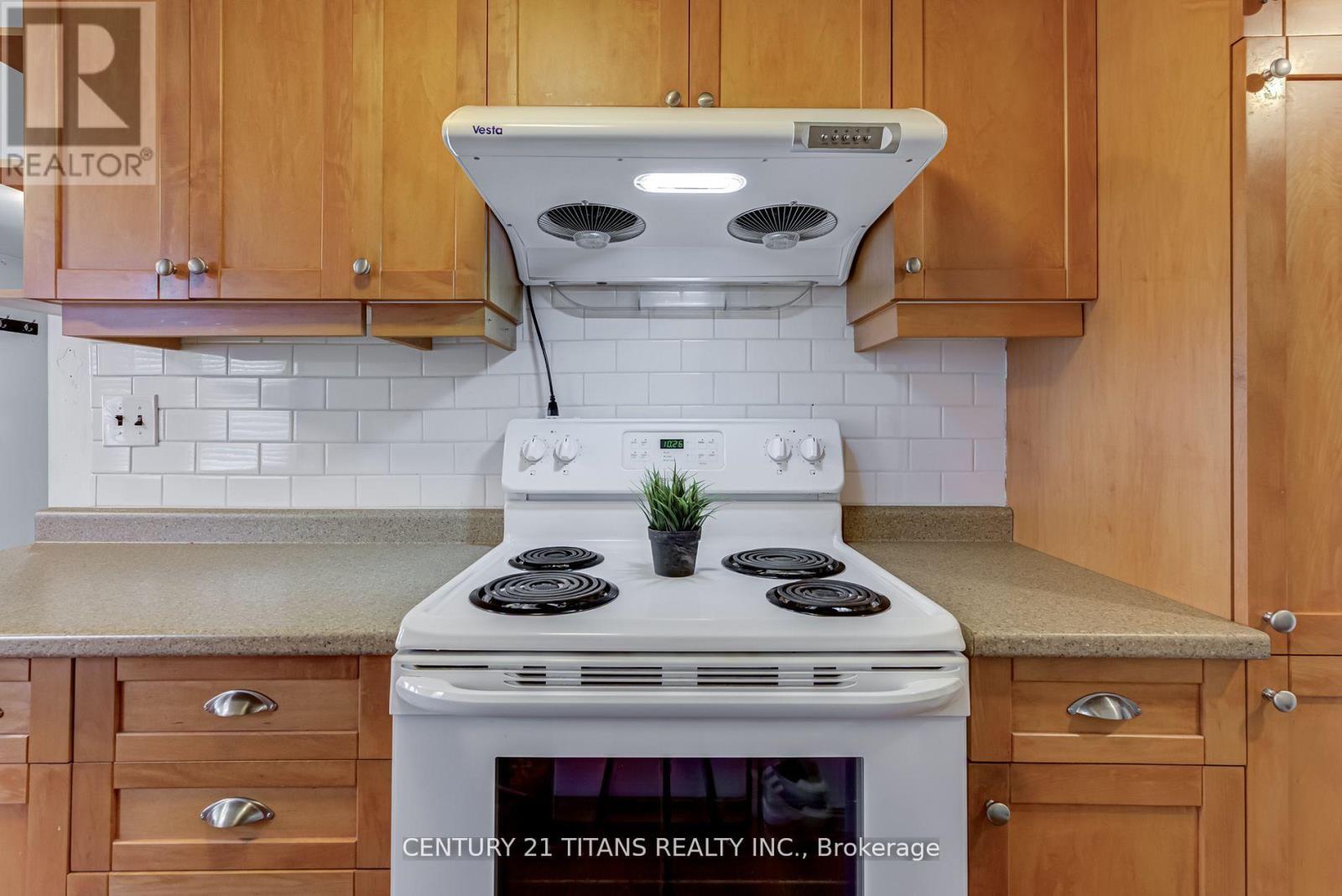 130 West Beach Road, Clarington, ON - Indoor Photo Showing Kitchen