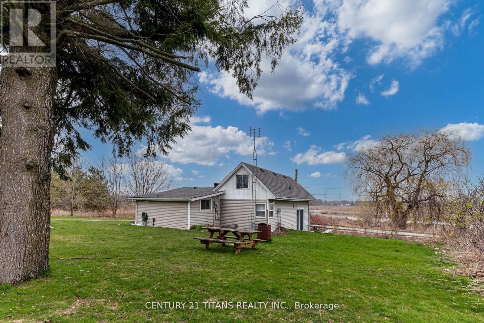 130 West Beach Road, Clarington, ON - Outdoor