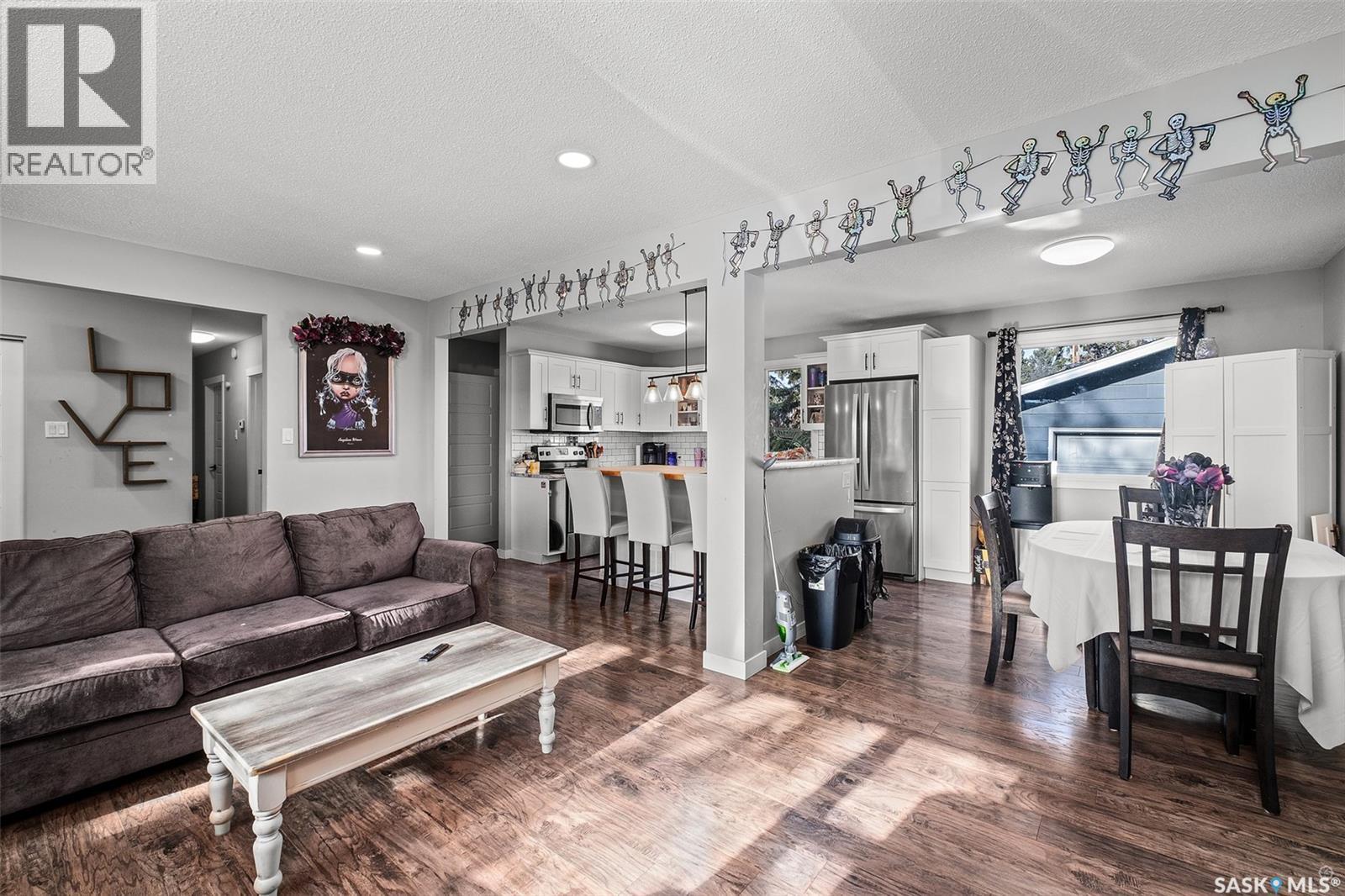 724 Eastwood Street, Prince Albert, SK - Indoor Photo Showing Living Room