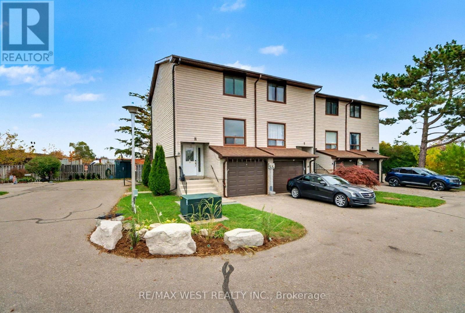 8 - 64 Bronte Street S, Milton, ON - Outdoor