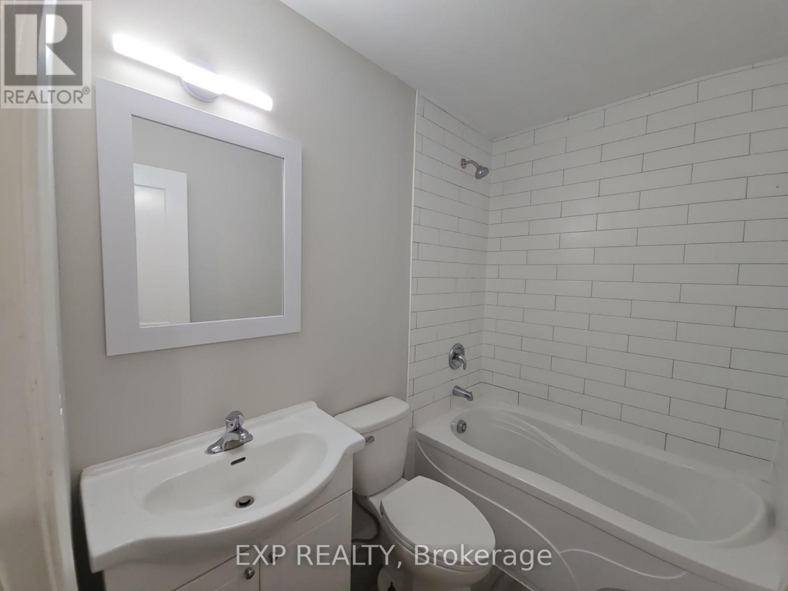 Main Level - 89 Wellington Street E, Brampton, ON - Indoor Photo Showing Bathroom