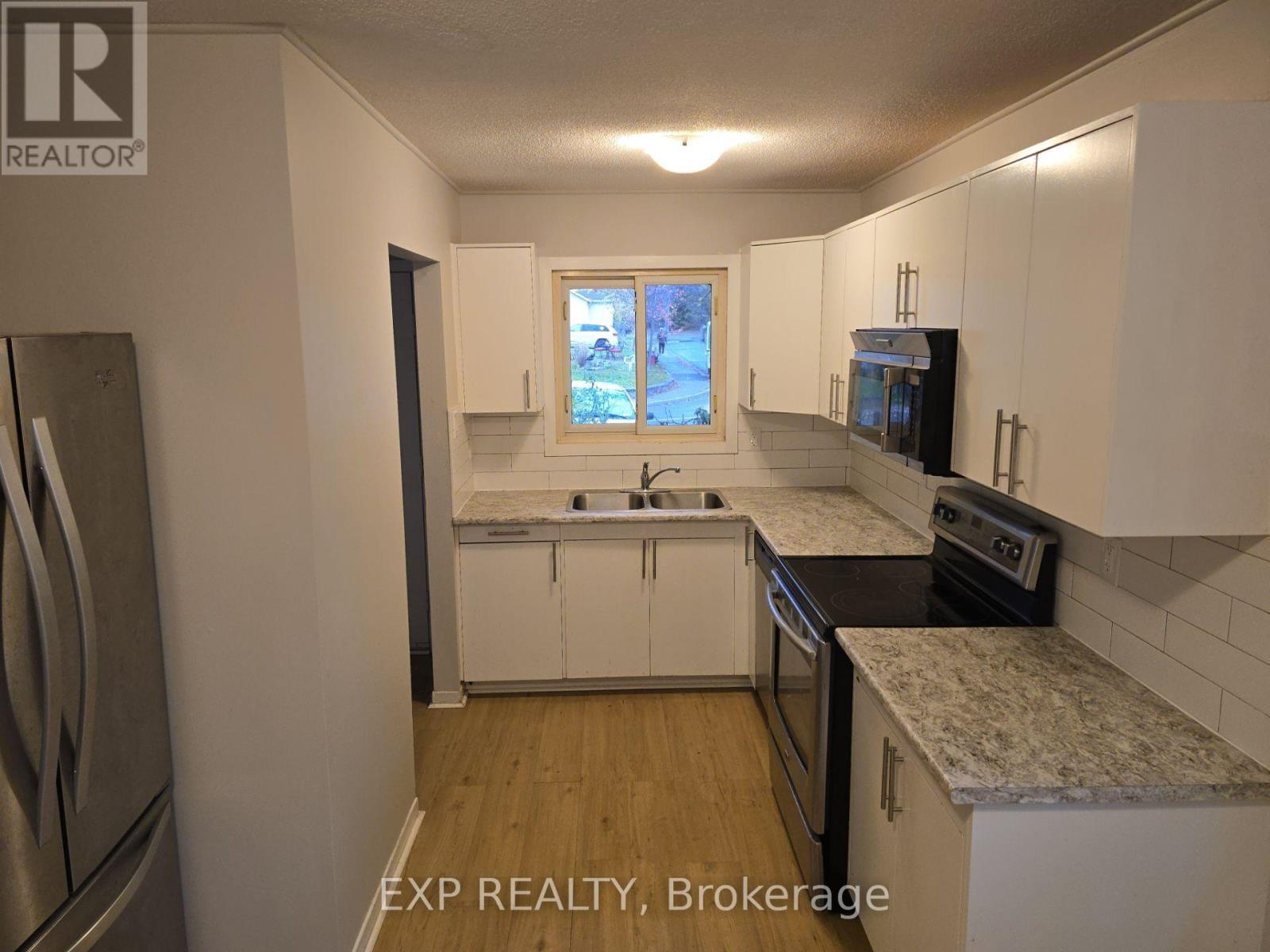 Main Level - 89 Wellington Street E, Brampton, ON - Indoor Photo Showing Kitchen With Double Sink