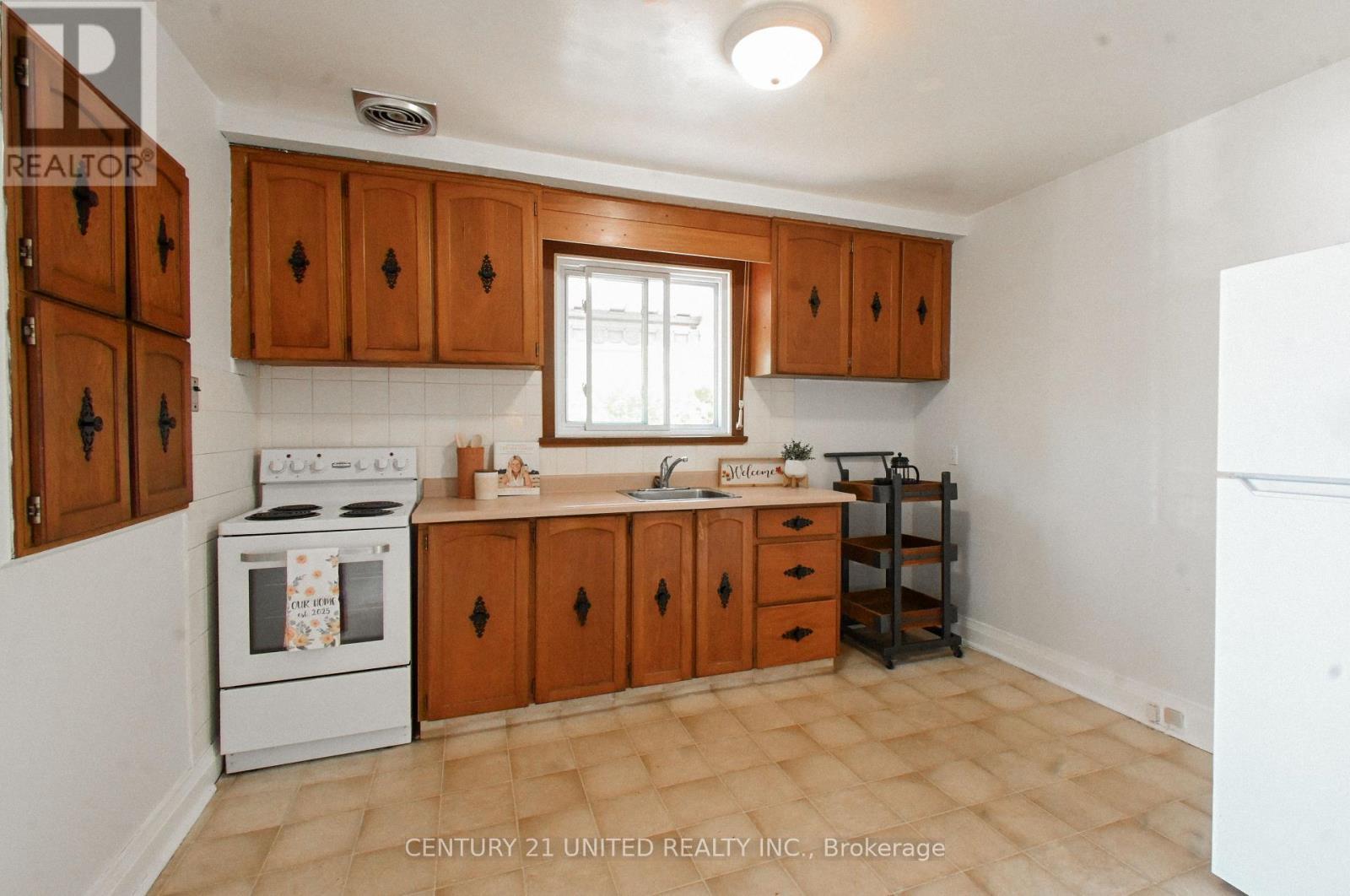 567 O'Connell Road, Peterborough (Otonabee Ward 1), ON - Indoor Photo Showing Kitchen
