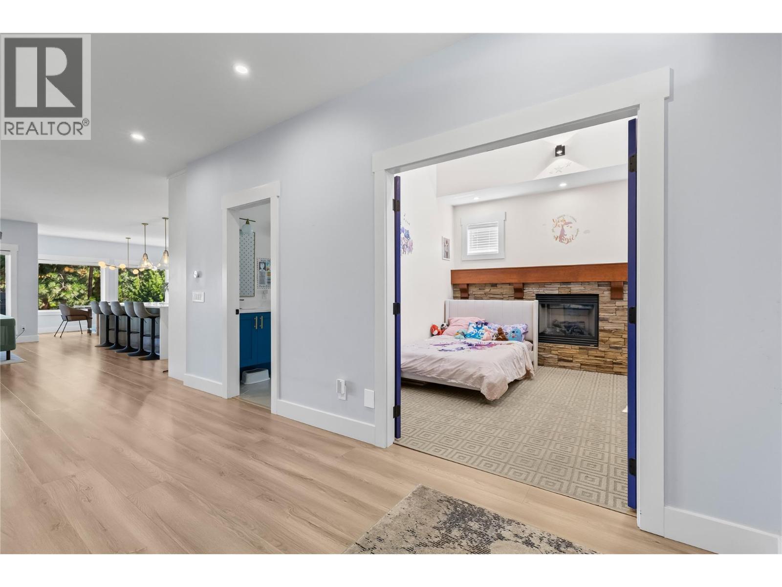 408 Quilchena Crescent, Kelowna, BC - Indoor With Fireplace