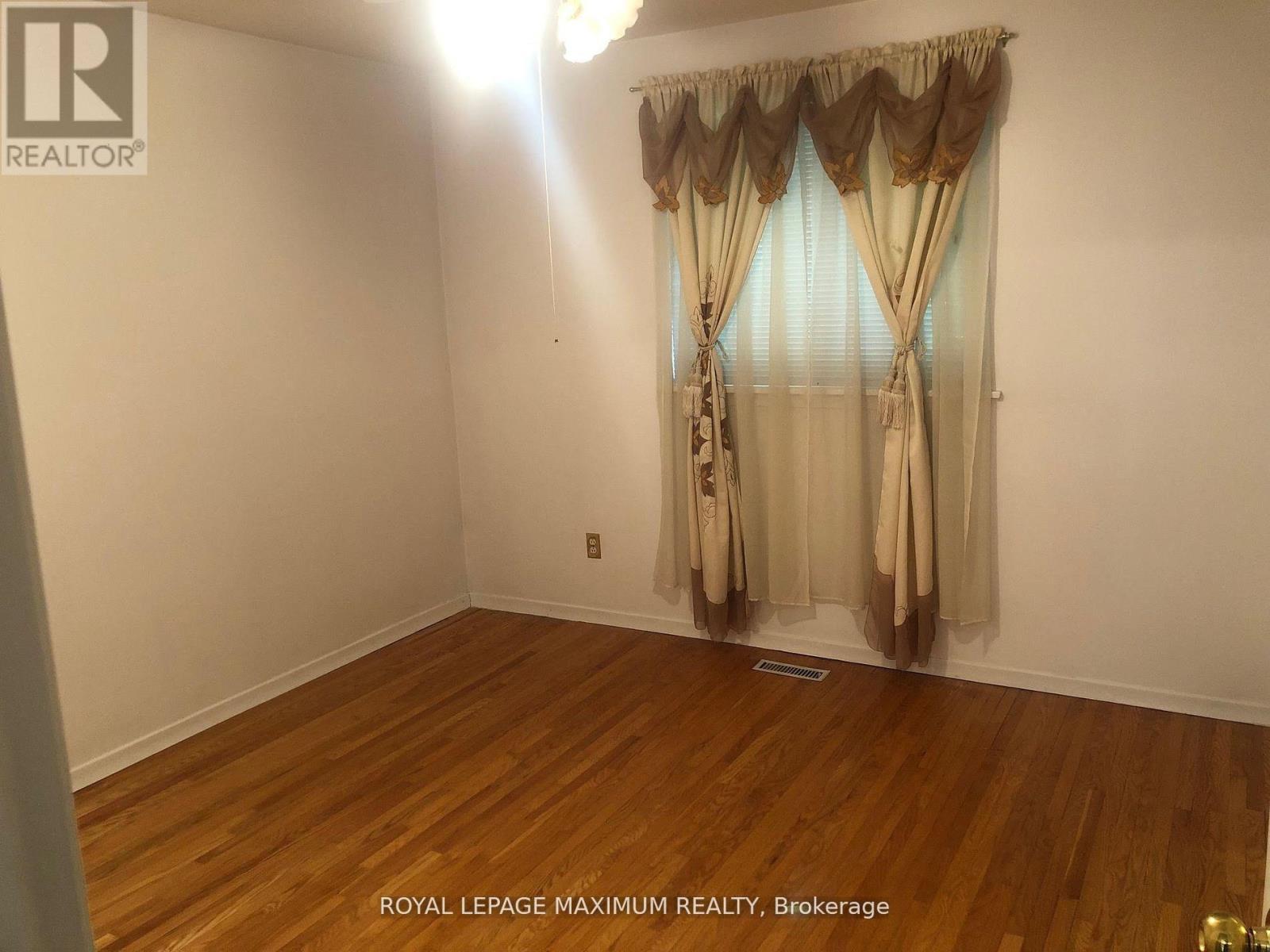 22 Diana Drive, King, ON - Indoor Photo Showing Other Room
