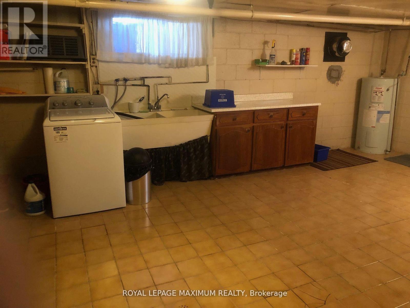 22 Diana Drive, King, ON - Indoor Photo Showing Laundry Room