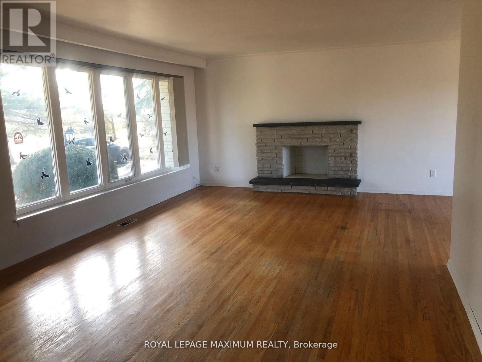 22 Diana Drive, King, ON - Indoor Photo Showing Living Room With Fireplace