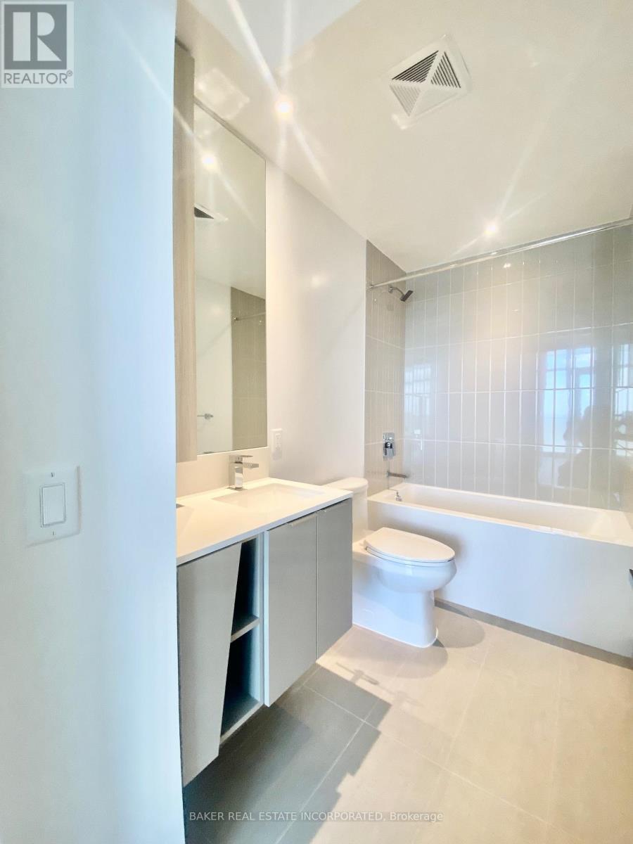 4807 - 3900 Confederation Parkway, Mississauga, ON - Indoor Photo Showing Bathroom