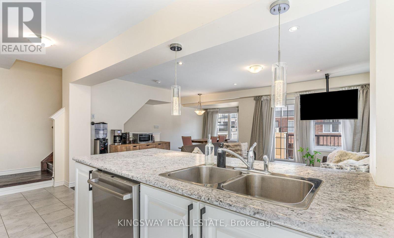 47 - 1000 Asleton Boulevard N, Milton, ON - Indoor Photo Showing Kitchen With Double Sink