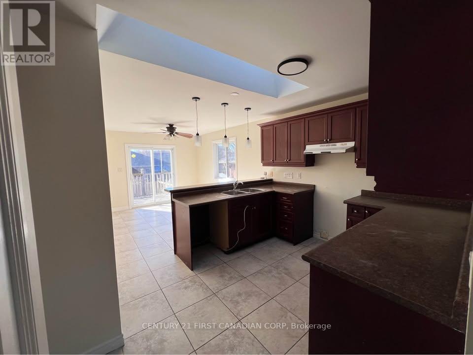 1813 Dalmagarry Drive, London North (North E), ON - Indoor Photo Showing Kitchen