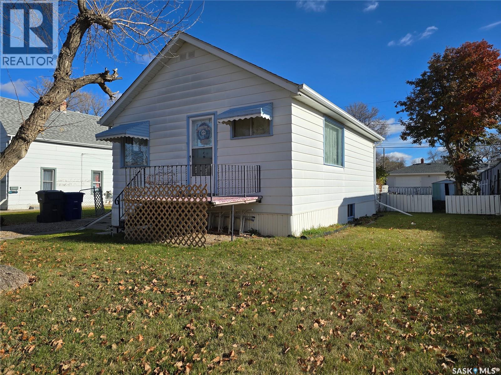 124 10Th Street, Weyburn, SK - Outdoor With Deck Patio Veranda
