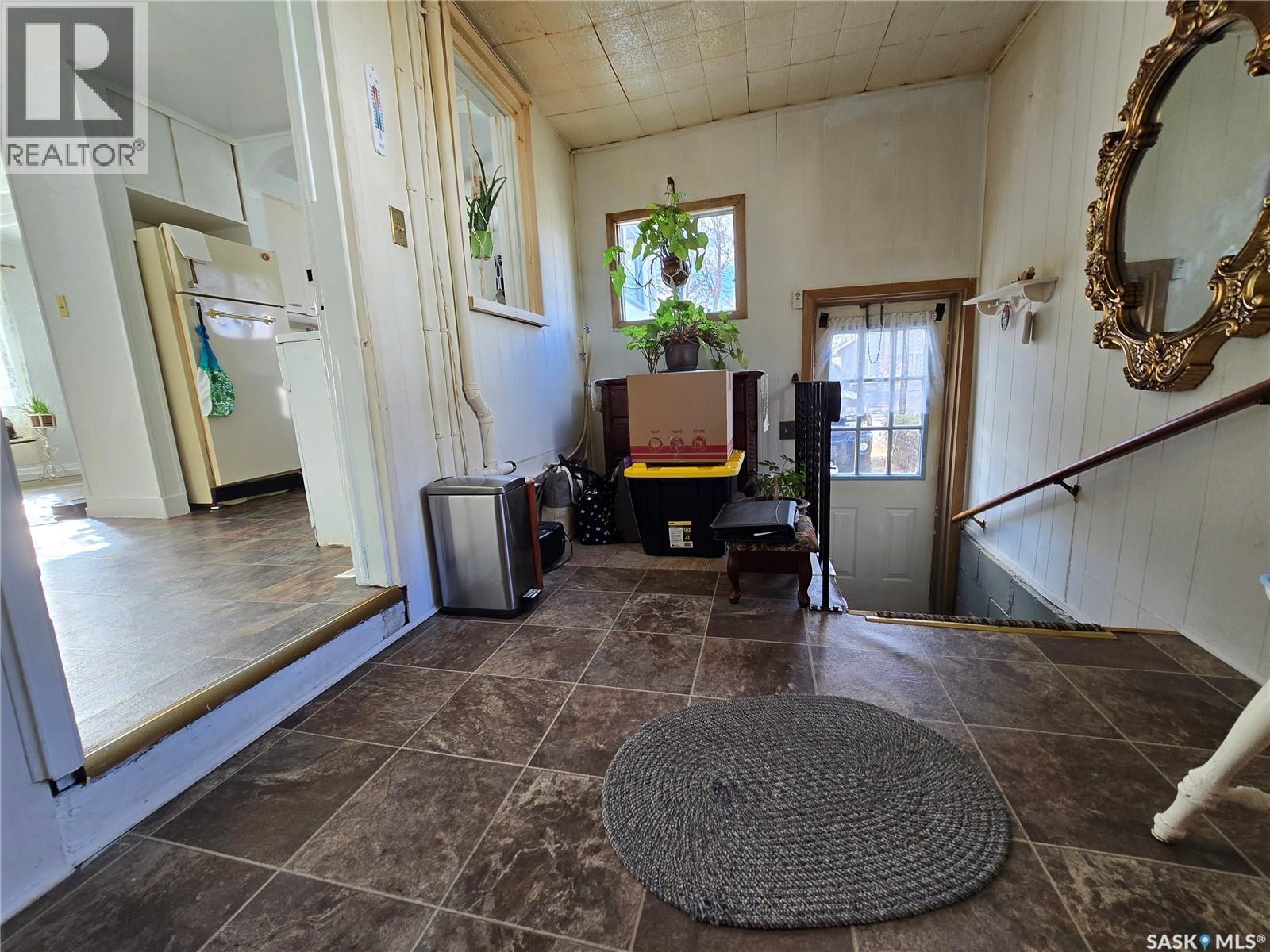 124 10Th Street, Weyburn, SK - Indoor Photo Showing Other Room