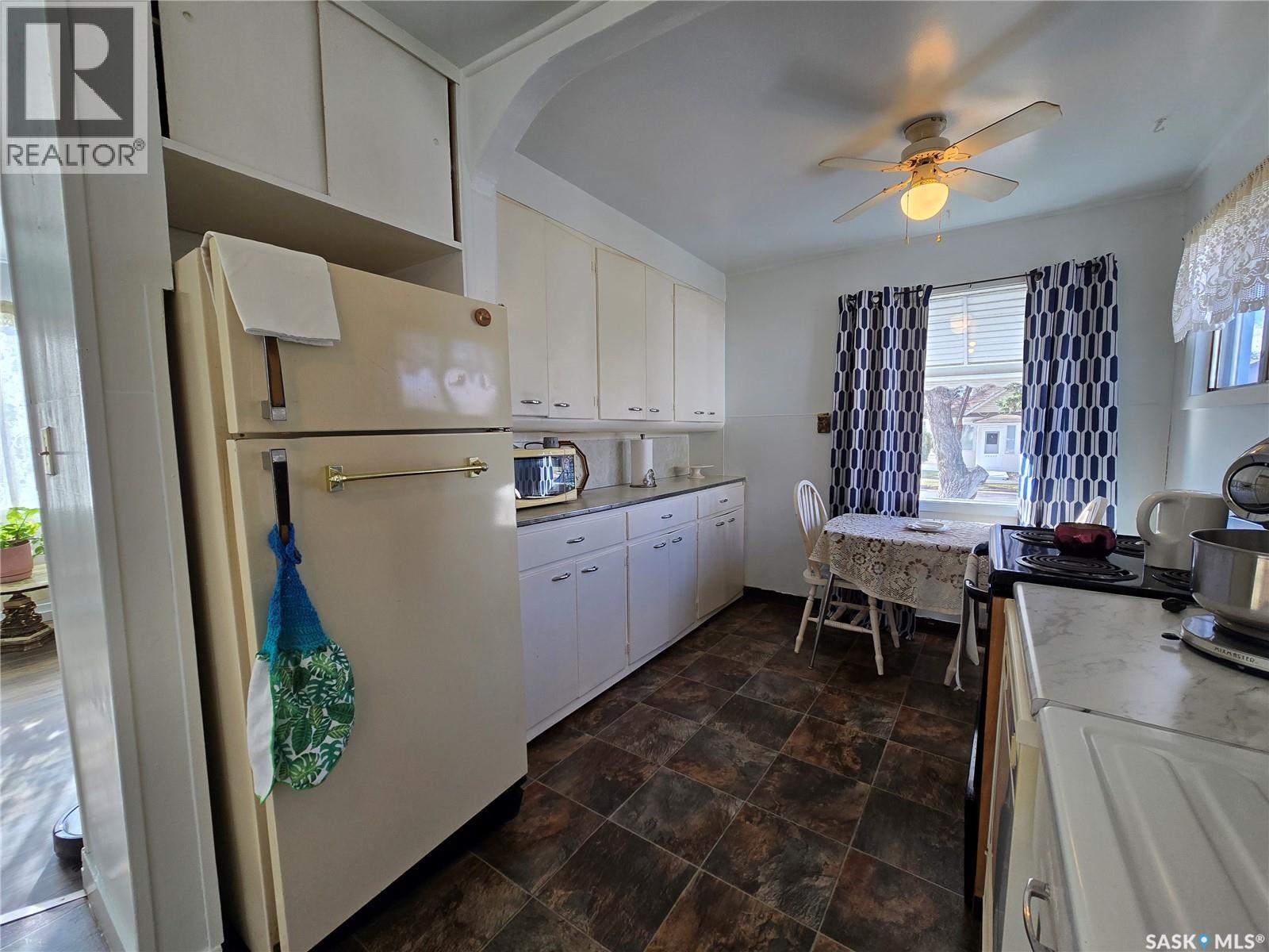 124 10Th Street, Weyburn, SK - Indoor Photo Showing Kitchen