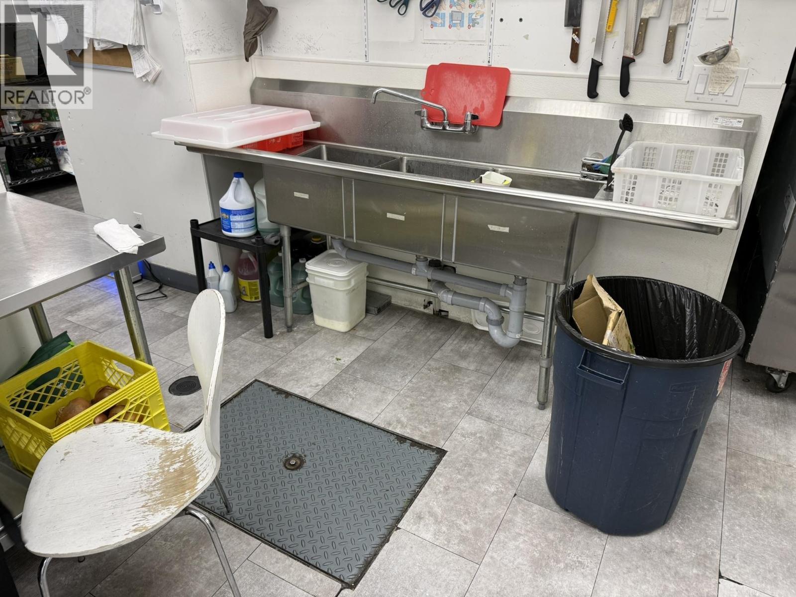 102 1668 W Broadway, Vancouver, BC