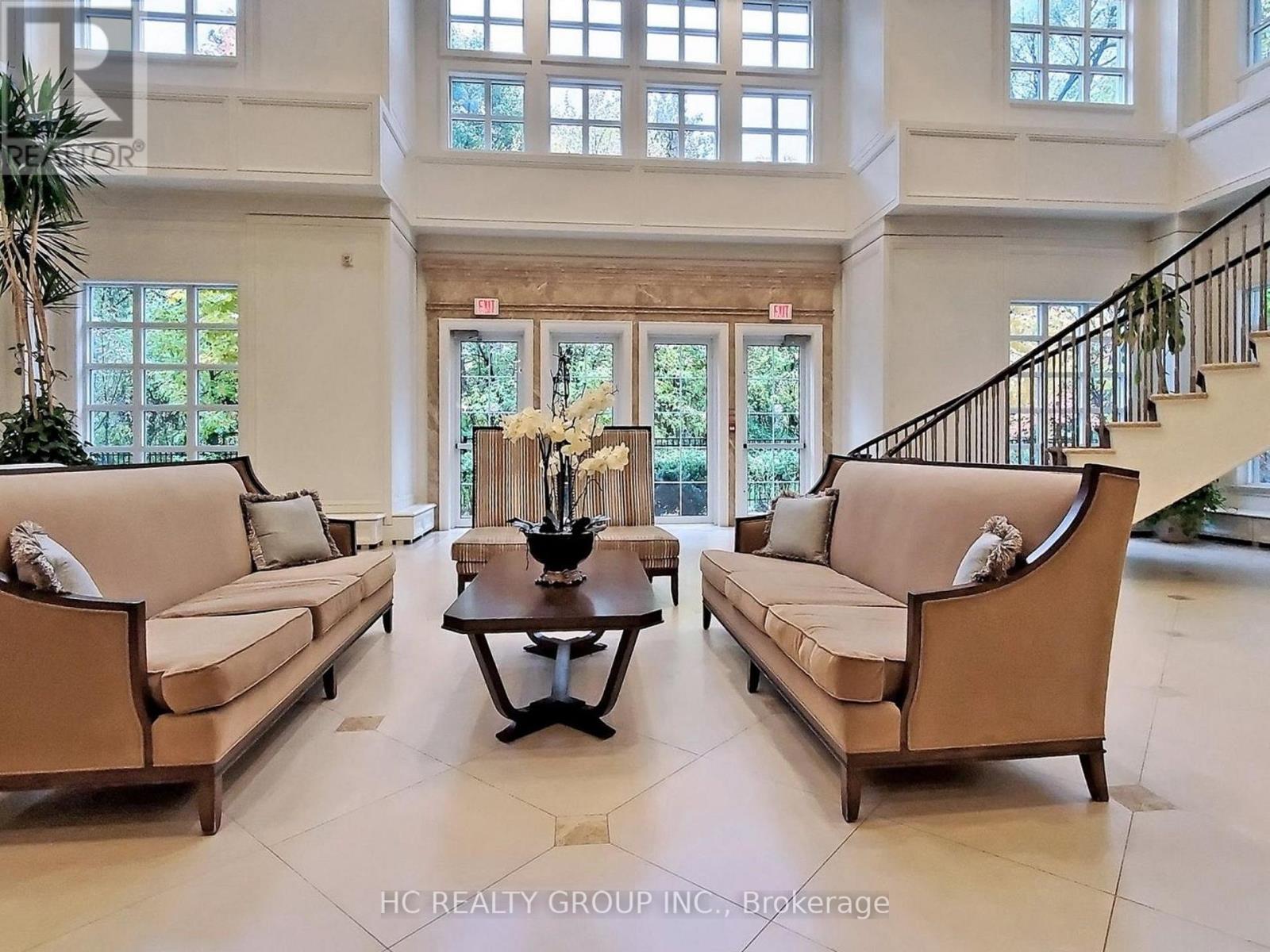 519 - 10 Bloorview Place, Toronto, ON - Indoor Photo Showing Living Room