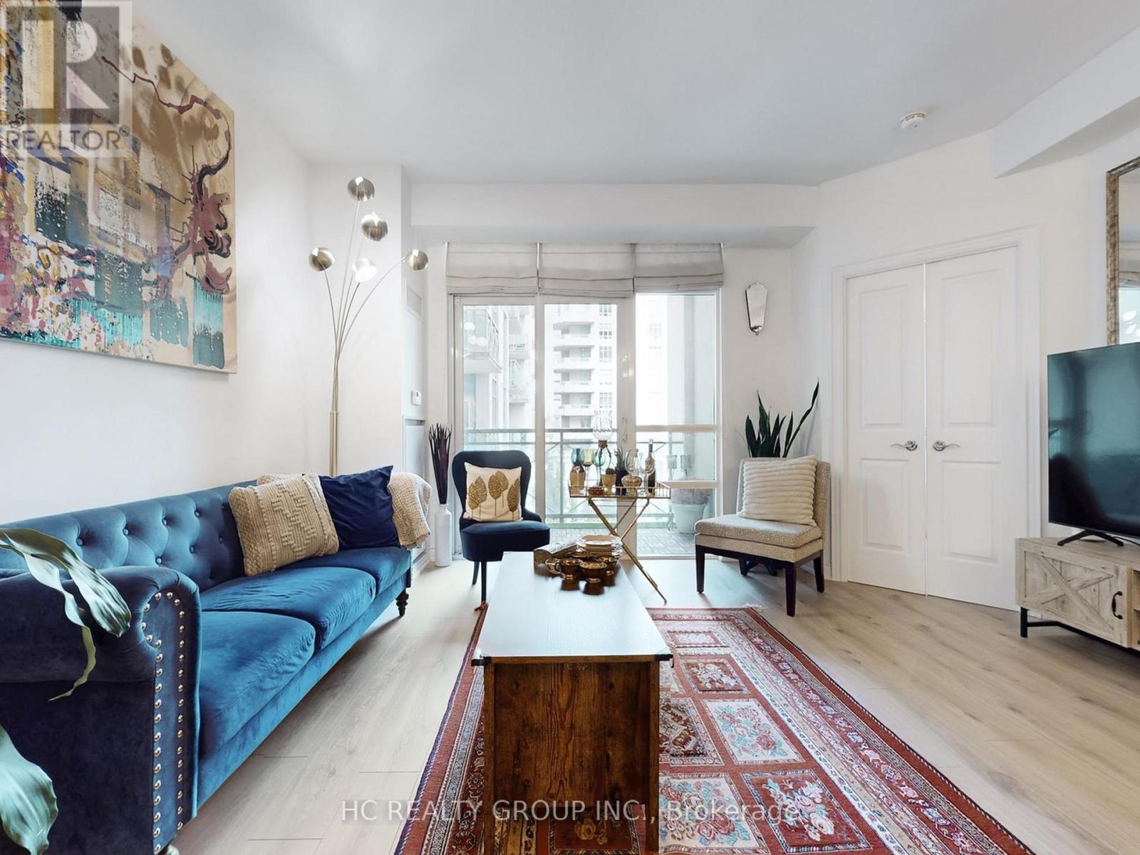 519 - 10 Bloorview Place, Toronto, ON - Indoor Photo Showing Living Room
