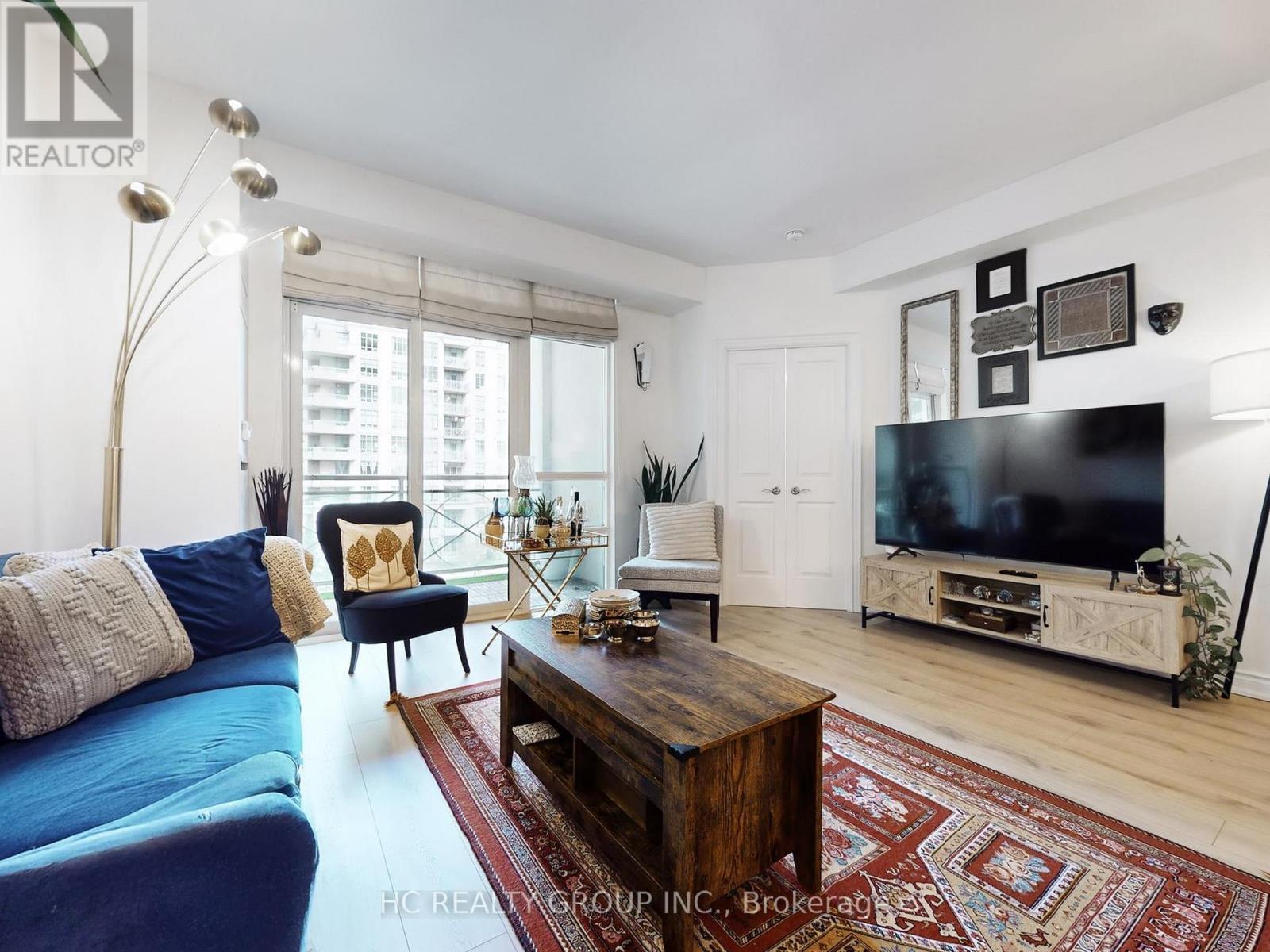 519 - 10 Bloorview Place, Toronto, ON - Indoor Photo Showing Living Room
