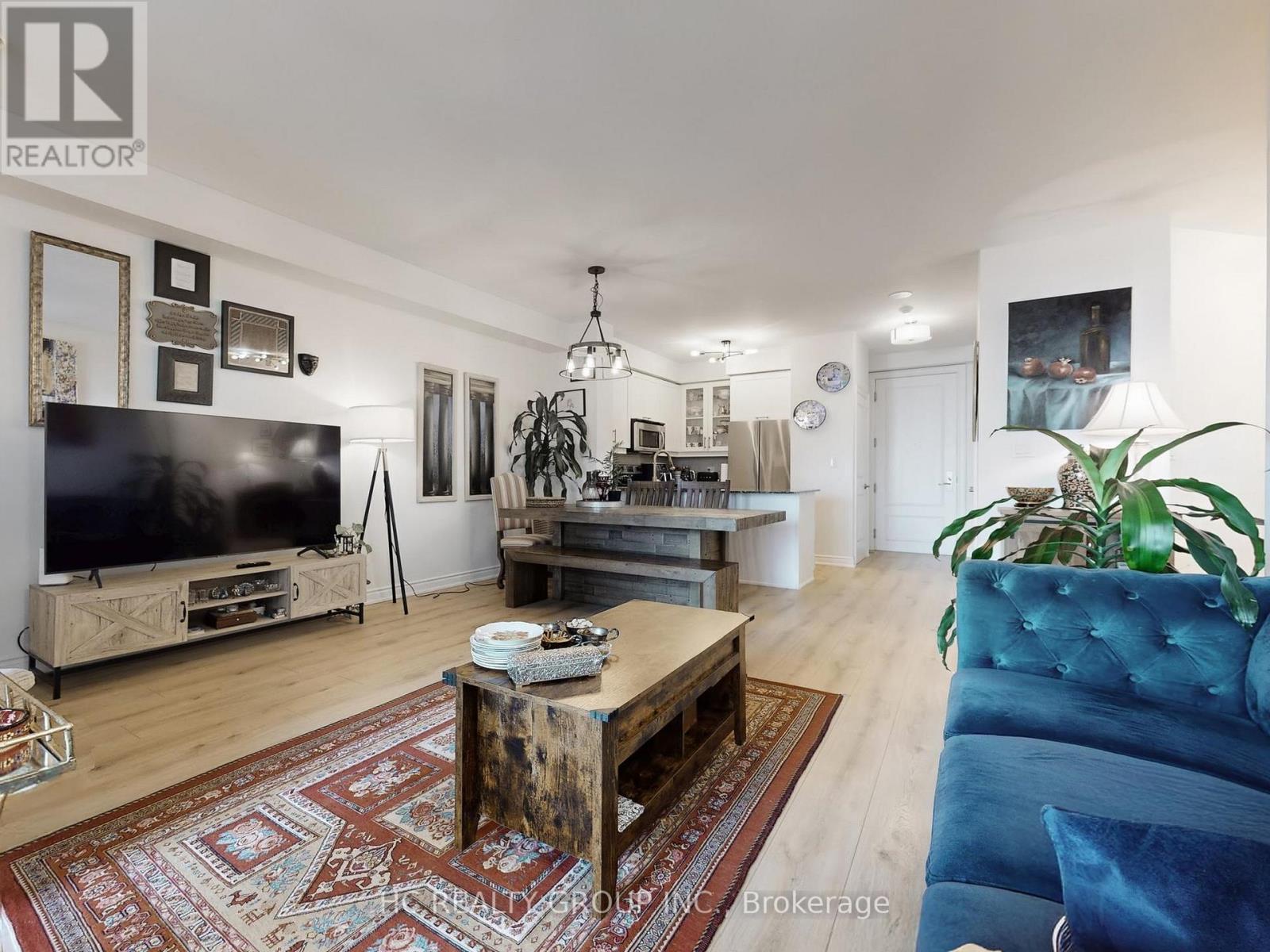 519 - 10 Bloorview Place, Toronto, ON - Indoor Photo Showing Living Room