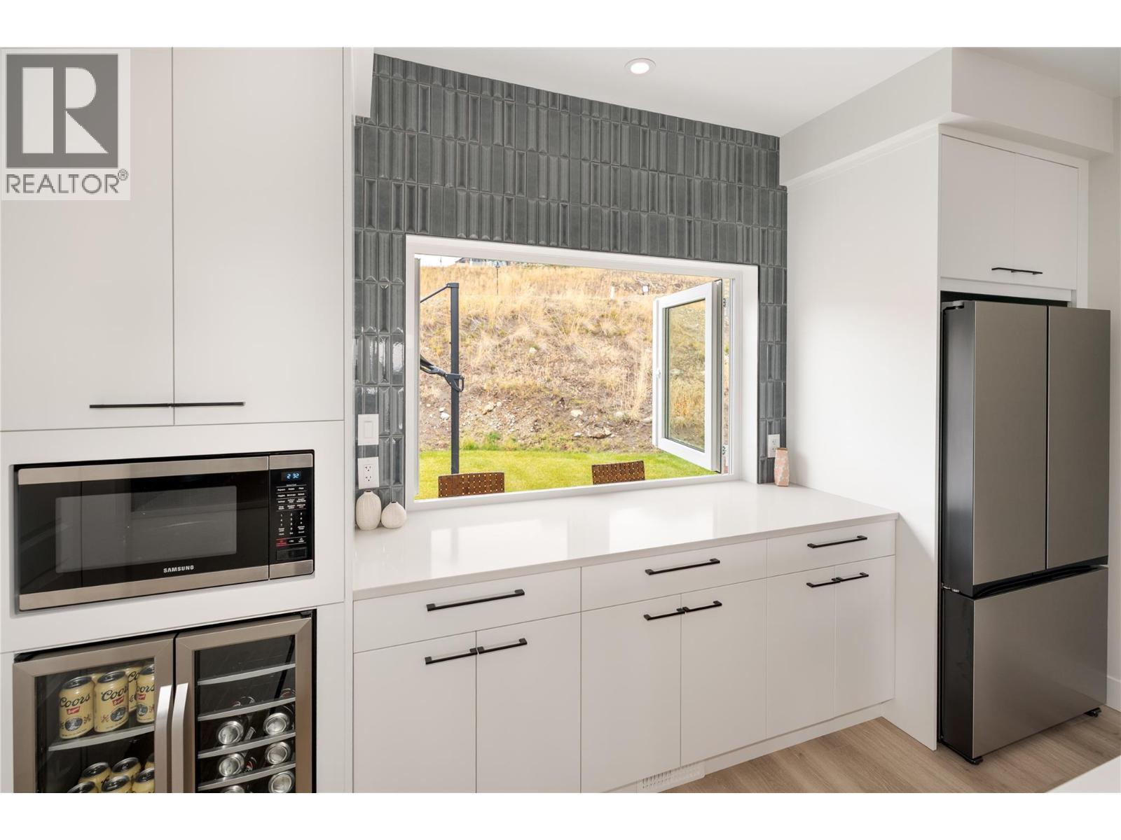 1131 Collinson Court, Kelowna, BC - Indoor Photo Showing Kitchen