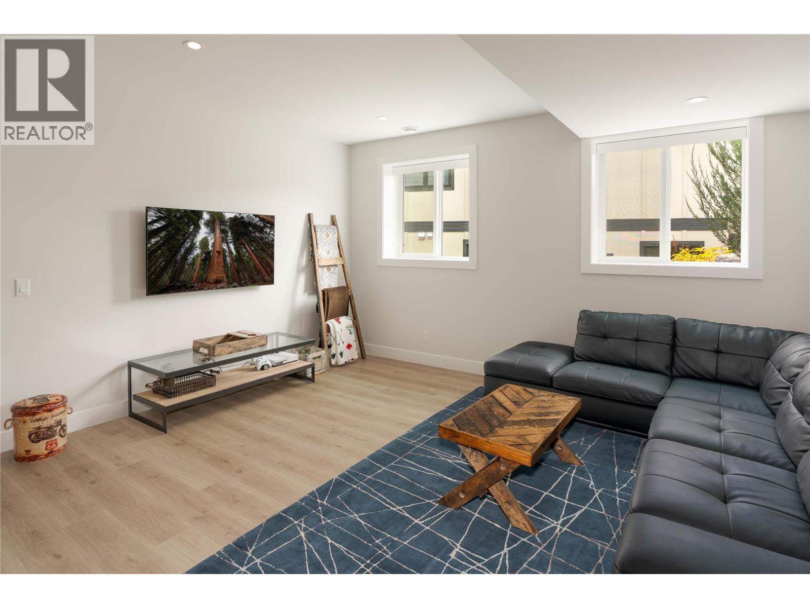 1131 Collinson Court, Kelowna, BC - Indoor Photo Showing Living Room
