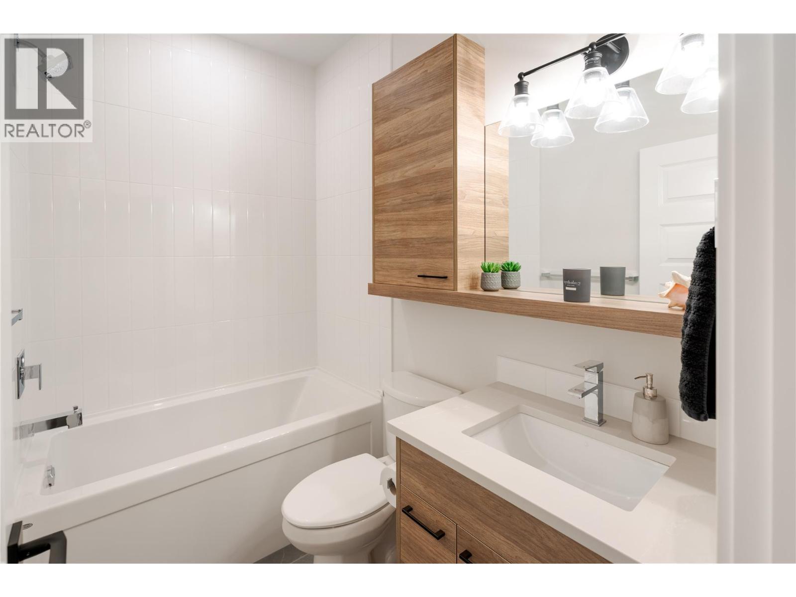 1131 Collinson Court, Kelowna, BC - Indoor Photo Showing Bathroom