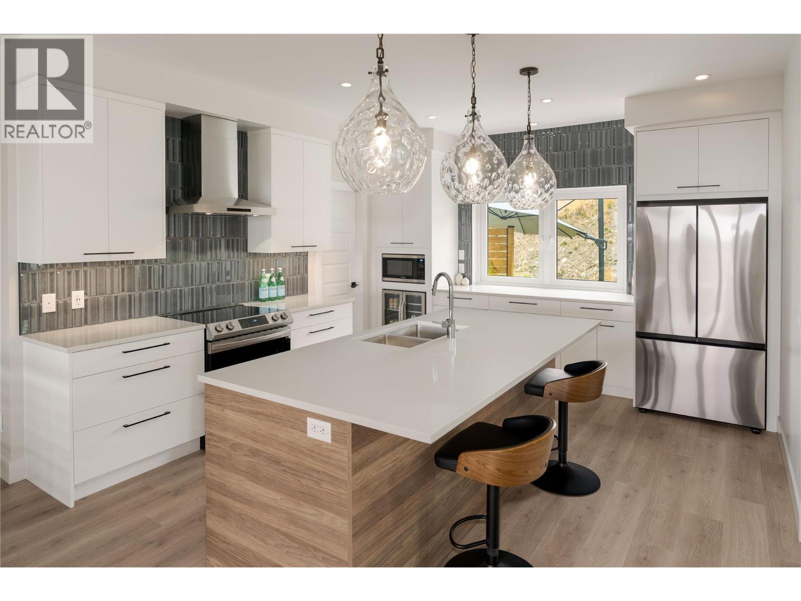 1131 Collinson Court, Kelowna, BC - Indoor Photo Showing Kitchen With Upgraded Kitchen