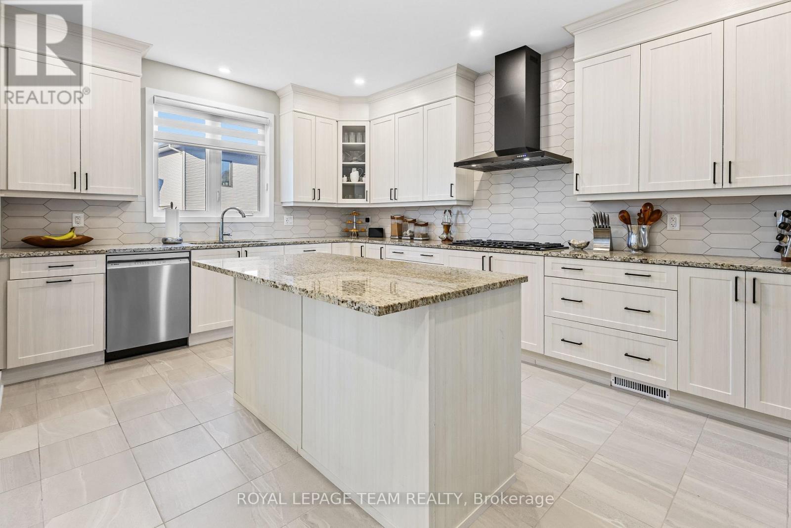 28 Dun Skipper Drive, Ottawa, ON - Indoor Photo Showing Kitchen With Upgraded Kitchen