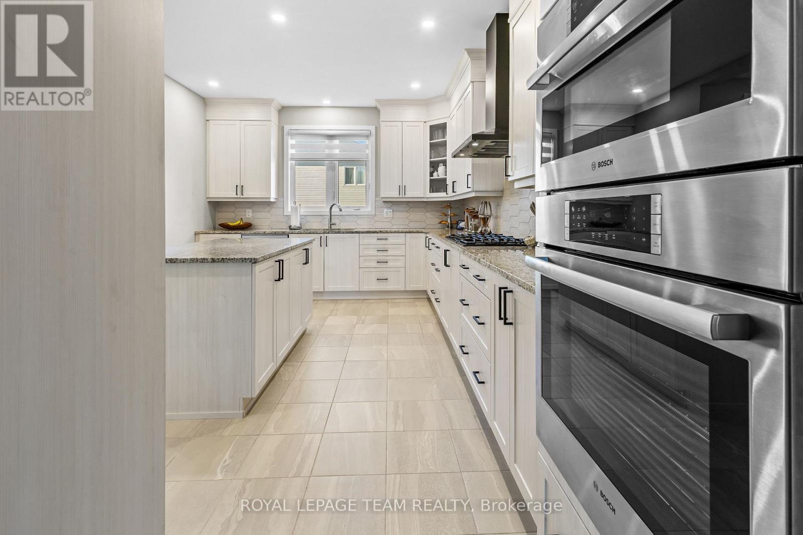 28 Dun Skipper Drive, Ottawa, ON - Indoor Photo Showing Kitchen With Upgraded Kitchen