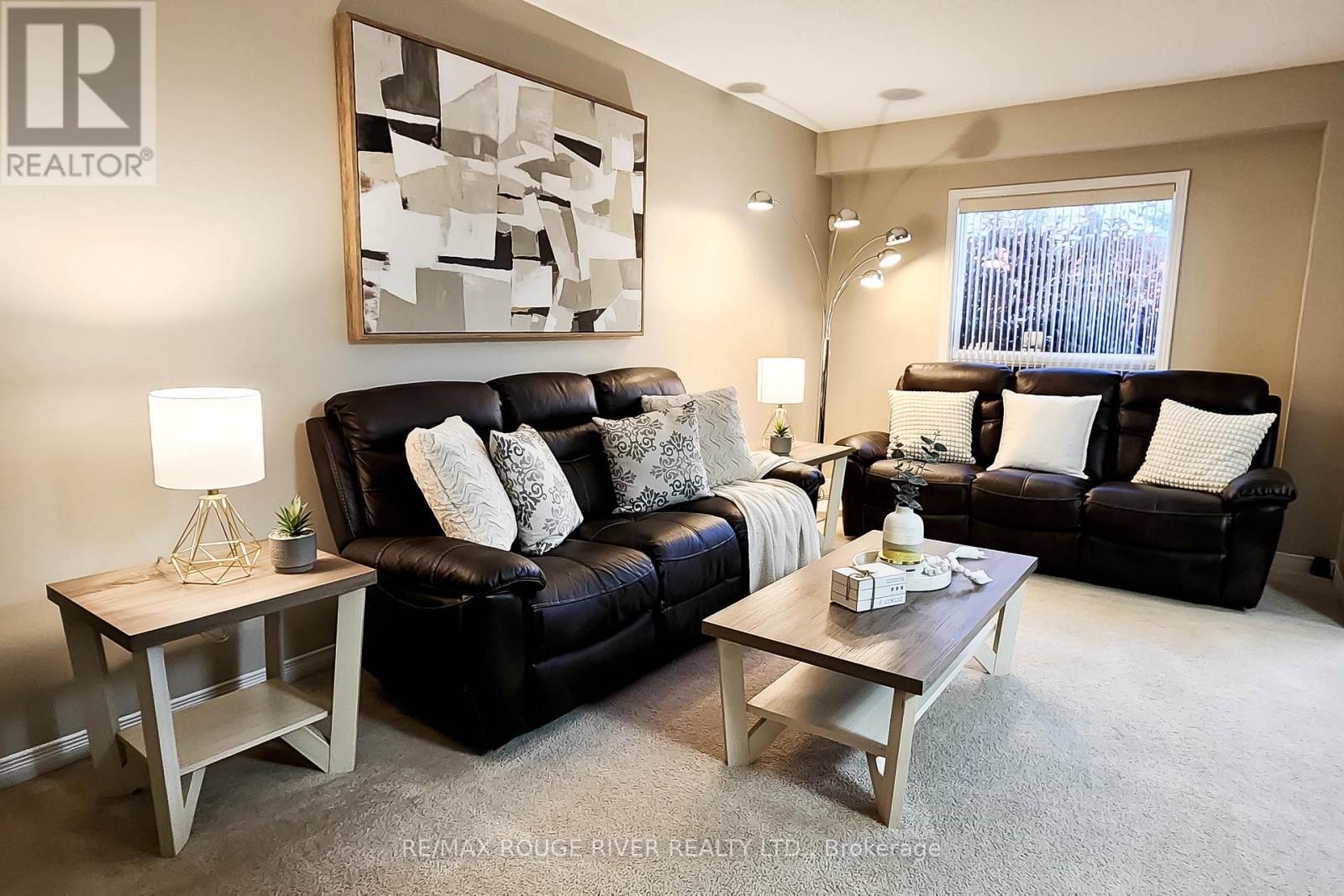 74 Meadow Wood Crescent, Hamilton, ON - Indoor Photo Showing Living Room