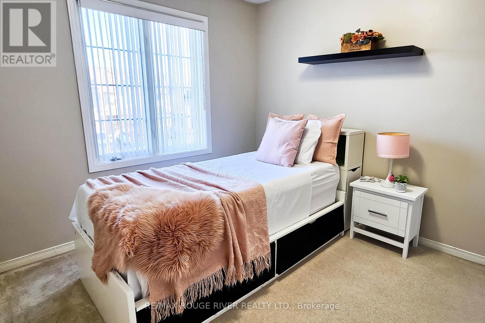 74 Meadow Wood Crescent, Hamilton, ON - Indoor Photo Showing Bedroom