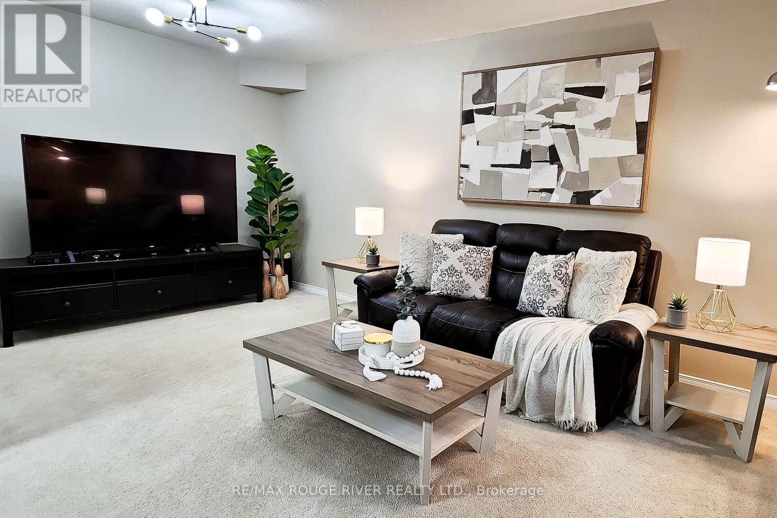 74 Meadow Wood Crescent, Hamilton, ON - Indoor Photo Showing Living Room