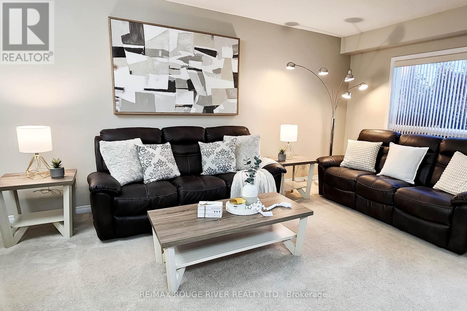74 Meadow Wood Crescent, Hamilton, ON - Indoor Photo Showing Living Room