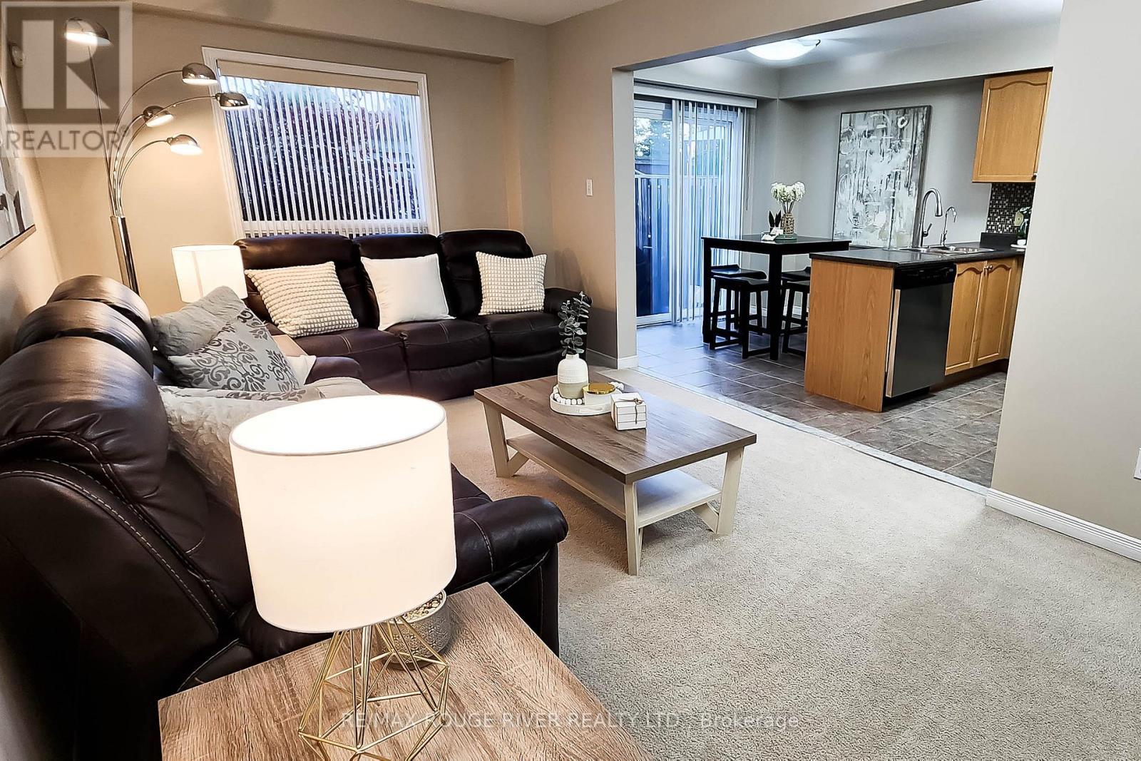 74 Meadow Wood Crescent, Hamilton, ON - Indoor Photo Showing Living Room