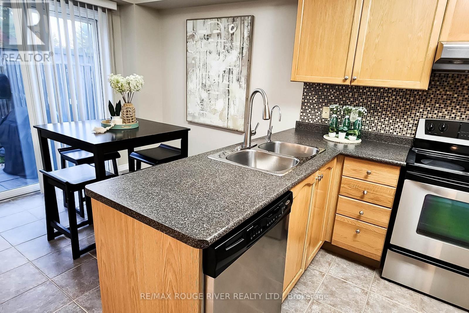 74 Meadow Wood Crescent, Hamilton, ON - Indoor Photo Showing Kitchen With Double Sink
