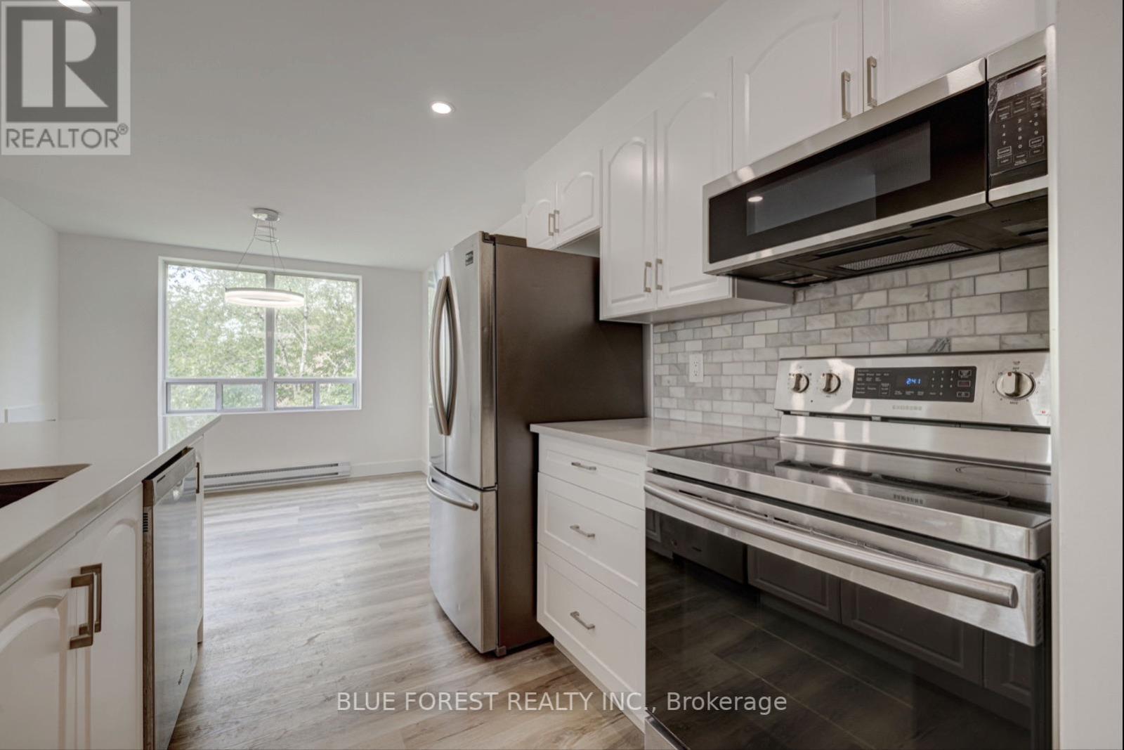 301 - 76 Base Line Road W, London South (South E), ON - Indoor Photo Showing Kitchen