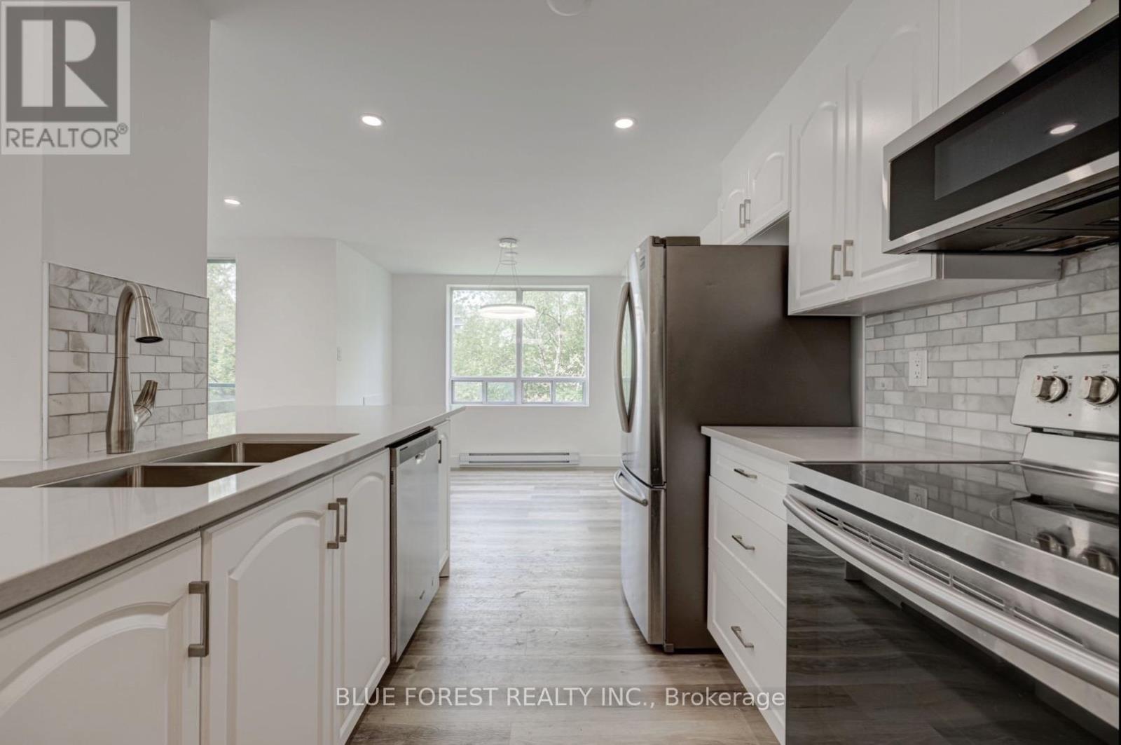 301 - 76 Base Line Road W, London South (South E), ON - Indoor Photo Showing Kitchen With Double Sink