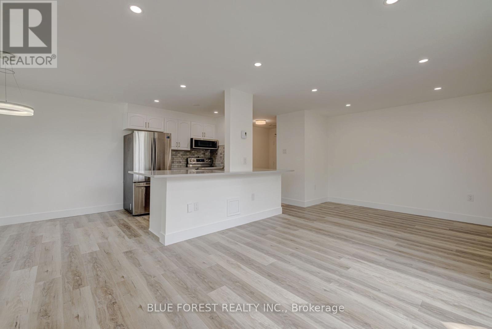 301 - 76 Base Line Road W, London South (South E), ON - Indoor Photo Showing Kitchen