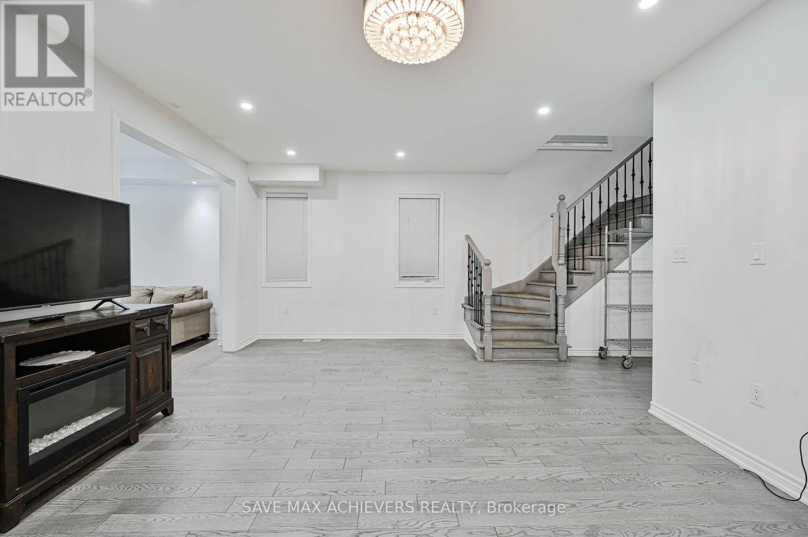 4 Hashmi Place, Brampton, ON - Indoor