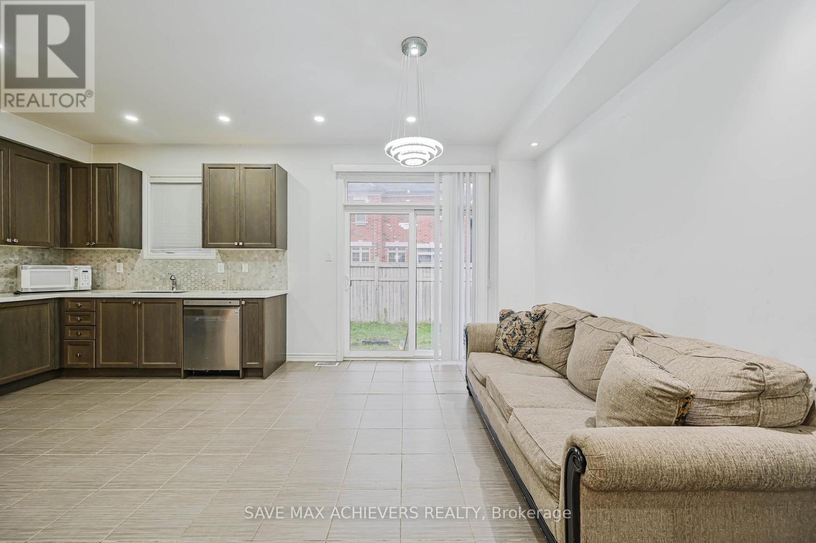 4 Hashmi Place, Brampton, ON - Indoor