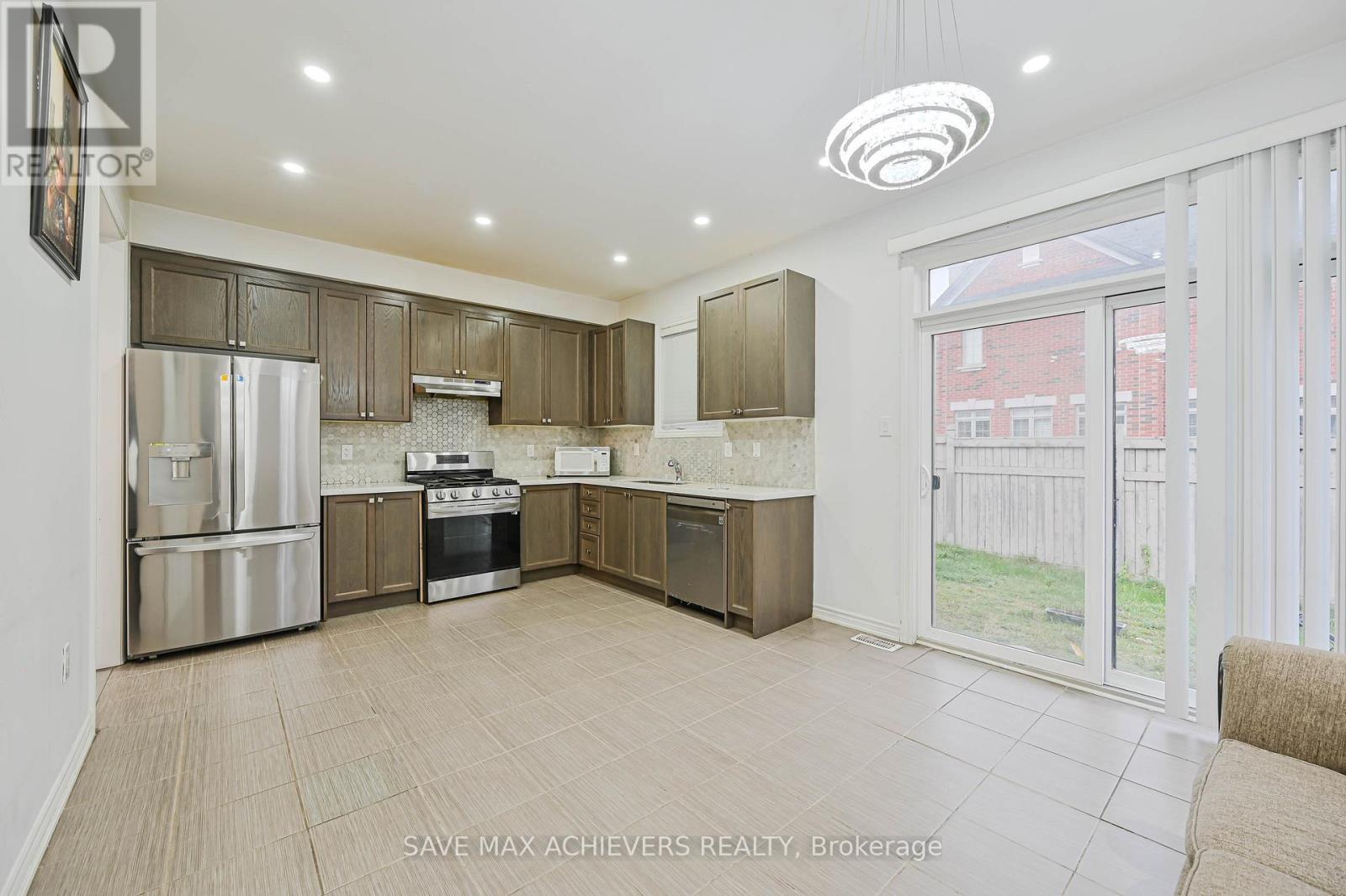 4 Hashmi Place, Brampton, ON - Indoor Photo Showing Kitchen